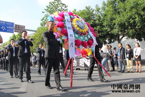 上午九時許，靈車緩緩駛向騰衝國殤墓園，各界群眾肅立路邊，默送英靈。