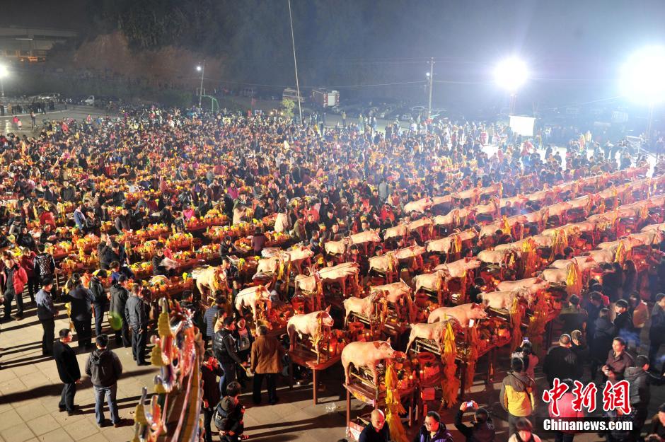 兩岸數(shù)千信眾共祭“天公” 場(chǎng)面壯觀