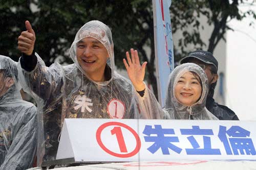 國(guó)民黨2016候選人的朱立倫則選擇用行動(dòng)説話，密集掃街拜票，即便遇到大雨天氣，依然冒雨前行，堪稱風(fēng)雨無(wú)阻