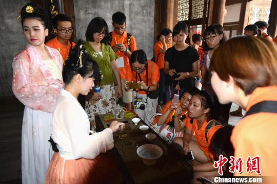 閩臺學子共制“青春同心燈”冀兩岸和平發(fā)展