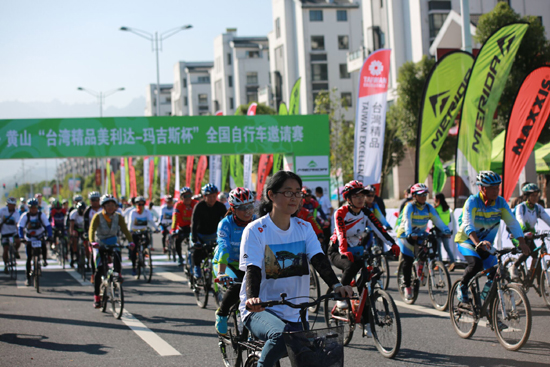 車架與前叉的重量僅1公斤的頂級公路自行車、可單手折疊的攜帶型跑步機、防蚊蟲且抗UV的“蚊瘋不動”戶外裝，還有能準確偵測心房顫動、預(yù)知中風(fēng)的血壓計，行李箱造型、能提供緊急醫(yī)療用電與戶外電力的“可攜式的儲能系統(tǒng)”、首度全車採用航空等級超輕量碳纖維的折疊車等等，現(xiàn)場展品琳瑯滿目，新穎的理念和精巧的設(shè)計都讓人讚嘆不已。