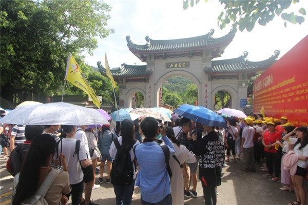 7月8日，廈門(mén)銀行組織臺(tái)灣實(shí)習(xí)生利用週末時(shí)間到廈門(mén)周邊參觀訪問(wèn)