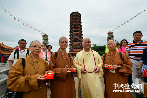 4月12日上午，澄邁金山寺昌樂法師（前排左三）會見參訪團(tuán)