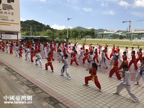 8月4日上午閉營儀式上，來自中山小學(xué)的學(xué)生表演武術(shù)