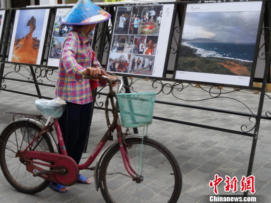 瓊臺(tái)雙島攝影家作品在?？隍T樓老街展出