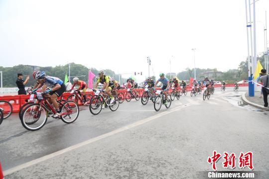 海峽兩岸自行車選手江西抗戰(zhàn)地展開(kāi)“緬懷之旅”