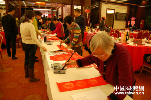 鄭州市女子書(shū)畫(huà)家協(xié)會(huì)為臺(tái)胞義務(wù)寫(xiě)春聯(lián)