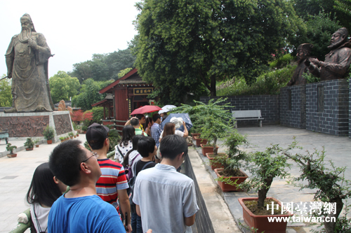 鄂臺大學生參觀關(guān)帝廟