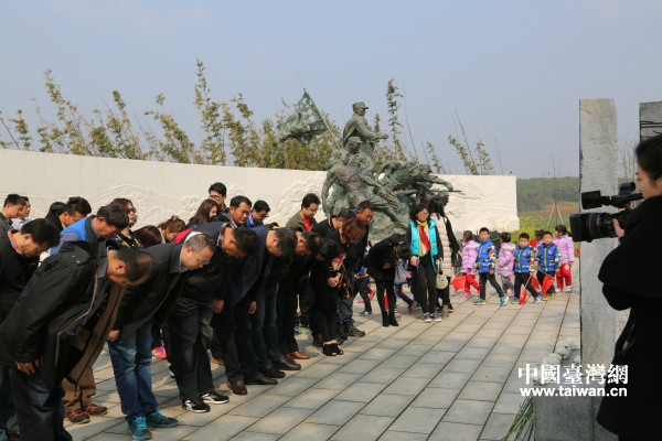 參訪團(tuán)一行在張自忠將軍同難官兵墓前鞠躬。