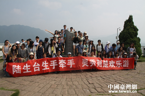 鄂臺同學在三峽大壩截流公園前合影