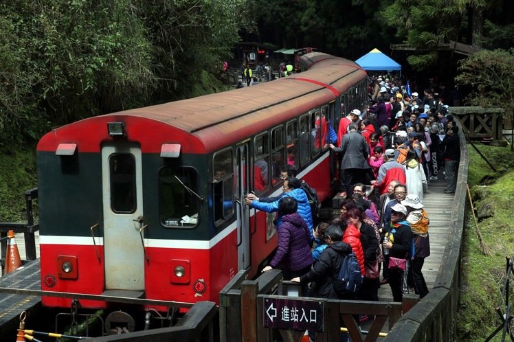 圖為阿里山小火車一進(jìn)站，遊客爭相擠進(jìn)車廂。（圖片來源：臺灣《聯(lián)合報(bào)》）