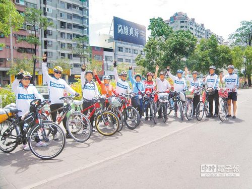 天津騎行隊環(huán)島旅行最老80歲讚臺灣警察真是好