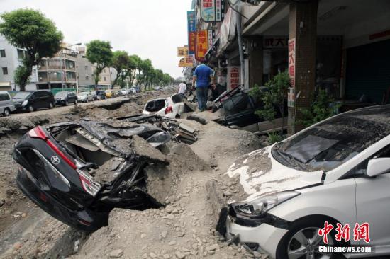 路樹、路燈和小轎車“三疊”倒地