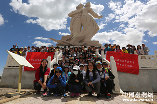 圖為兩地大學(xué)生在朗誦比賽後合影留念