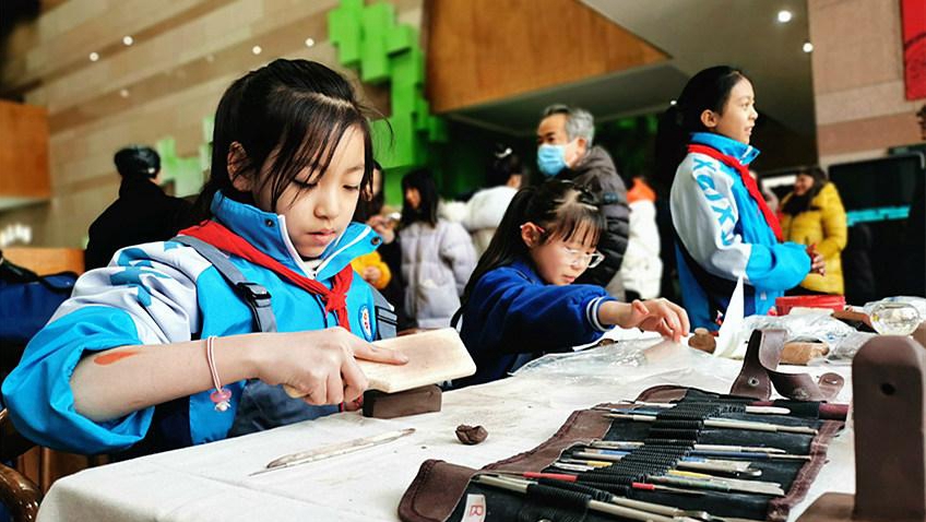 西寧市城中區(qū)：小學(xué)生陶印作品展亮相