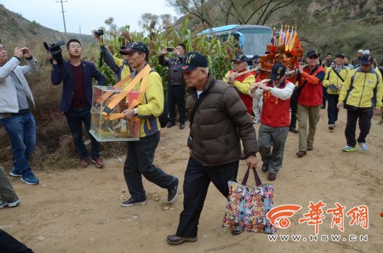 臺(tái)灣大順堂李氏宗親到橫山縣李家坪村龍眼溝李自成祖廟拜謁