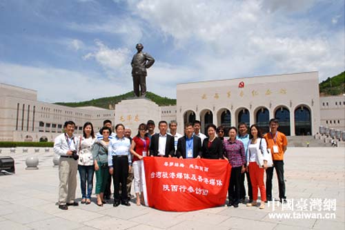 參訪團一行在延安革命紀念館前合影留念。