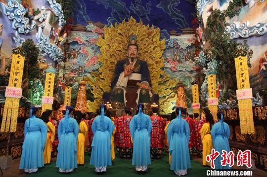 海內(nèi)外遊客山西介休綿山清明祭拜介子推（圖）