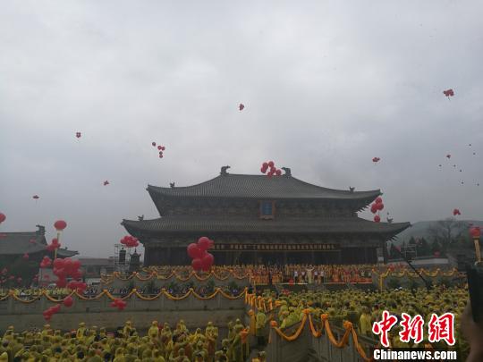 海峽兩岸數(shù)千人山西高平冒雨共拜炎帝