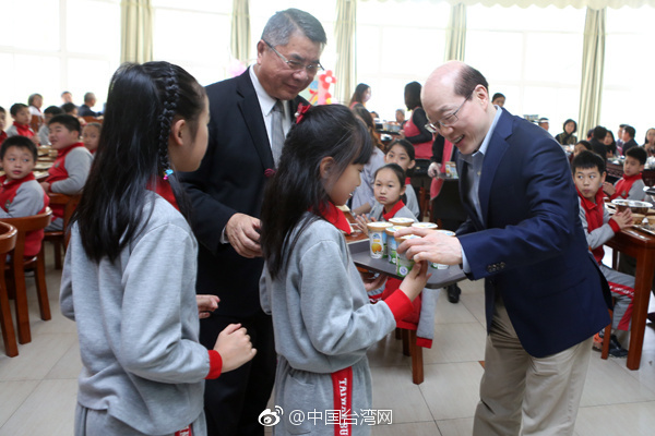 劉結(jié)一看望慰問東莞臺(tái)商子弟學(xué)校師生和家長代表