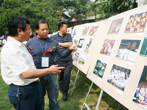 鼓浪嶼上展出的兩岸攝影師的新聞紀實攝影作品吸引了嘉賓和遊客。人民網(wǎng)記者 蔣升陽 攝
