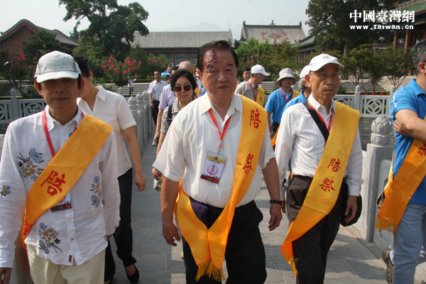 臺灣嘉賓團(tuán)長周蓉生率陪祭人員步入大殿