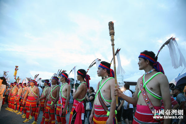 為豐年祭“踩街”活動(dòng)開(kāi)道的臺(tái)灣少數(shù)民族“勇士”。