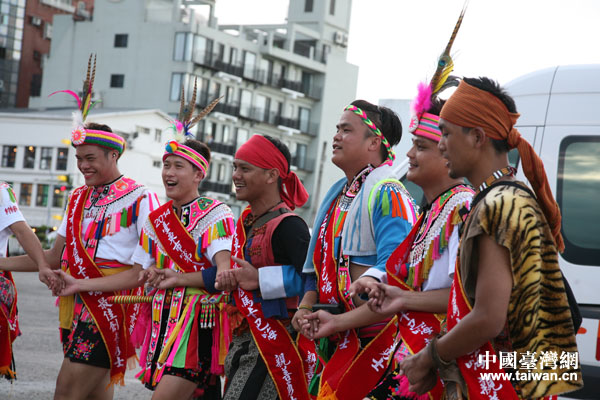 參加豐年祭“踩街”活動(dòng)臺(tái)灣少數(shù)民族參演團(tuán)隊(duì)在表演