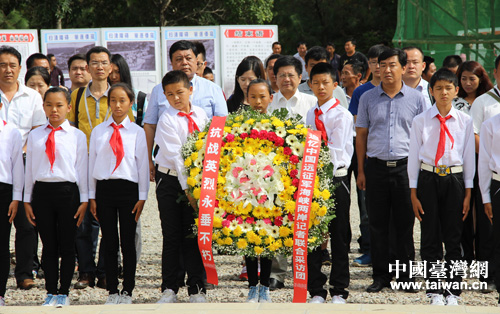 海峽兩岸記者聯(lián)合採訪團和當(dāng)?shù)貙W(xué)生一道公祭中國遠(yuǎn)征軍抗日英烈