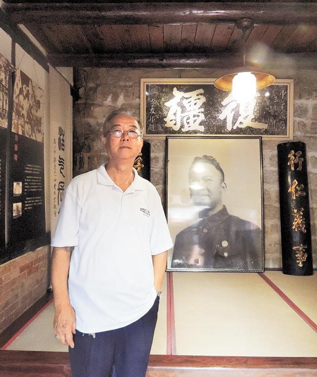 李友邦之子李力群，右照為李友邦，此景為李友邦書房