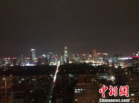 (“北漂”臺灣青年Emily和朋友聚餐，隨手拍下北京的夜景。採訪時，她告訴<a target='_blank'  >中新網(wǎng)</a>記者：“北京是值得我興奮的城市，這裡每天都有新的變化?！?受訪者供圖)