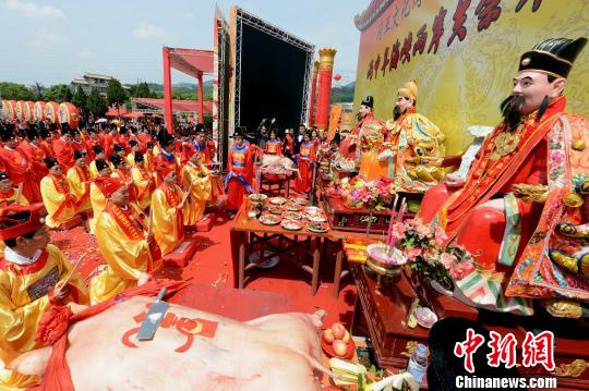 大典循上香、獻(xiàn)三牲及五穀、行初獻(xiàn)禮、恭讀祝文行亞獻(xiàn)禮、行終獻(xiàn)禮、引福受胙、夢(mèng)帛望瘞、辭神等古禮進(jìn)行。　記者劉可耕 攝