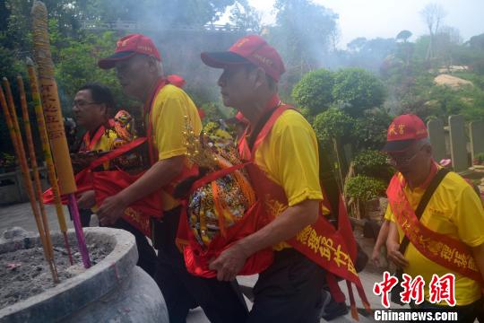 21日上午,臺(tái)灣彰化42名媽祖信眾,恭捧分靈媽祖回到福建湄洲媽祖祖廟謁祖進(jìn)香?！×秩喝A 攝