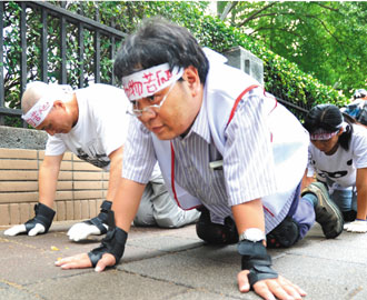 25日開(kāi)始，民眾可能會(huì)連續(xù)8天在街頭見(jiàn)到一群在地上爬行的群眾。他們放下人類高度，以動(dòng)物的視野及角度，親身體會(huì)流浪貓狗在城市內(nèi)的無(wú)助，以此為流浪動(dòng)物請(qǐng)命，要求當(dāng)局重視流浪貓狗。