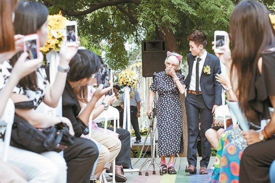 臺灣女同性戀辦結(jié)婚儀式93歲奶奶牽孫女走紅毯