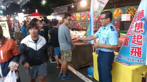 夜市擺攤募兵被網(wǎng)友指辛酸臺(tái)軍士官長哭笑不得