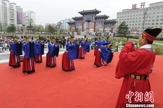 今日重陽節(jié)：民間插茱萸辟邪吃重陽糕點(diǎn)菊燈