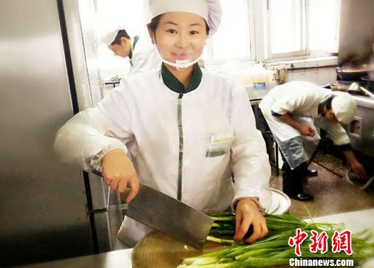 江蘇一高校食堂拉麵女工走紅“拉麵女神”平常心面對(duì)