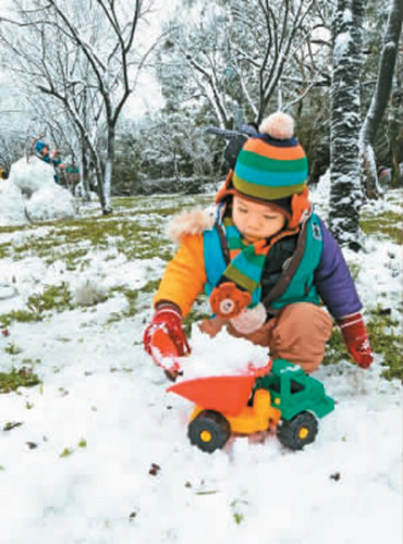 陽明山下雪，一位小朋友在雪地裏玩雪，體驗(yàn)雪國風(fēng)情。 　　蘇健忠攝