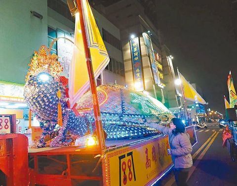 18噸“大龜王”巡遊高雄市區(qū)祈福上千人爭(zhēng)相觀看