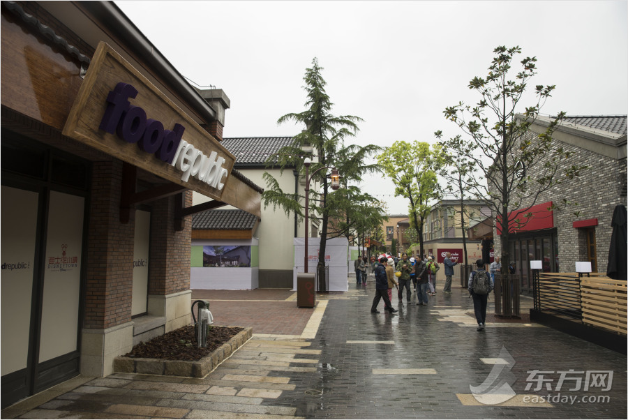 迪士尼小鎮(zhèn)開放　市民冒雨探營嘗鮮