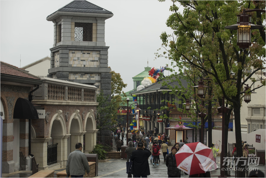 迪士尼小鎮(zhèn)開放　市民冒雨探營嘗鮮