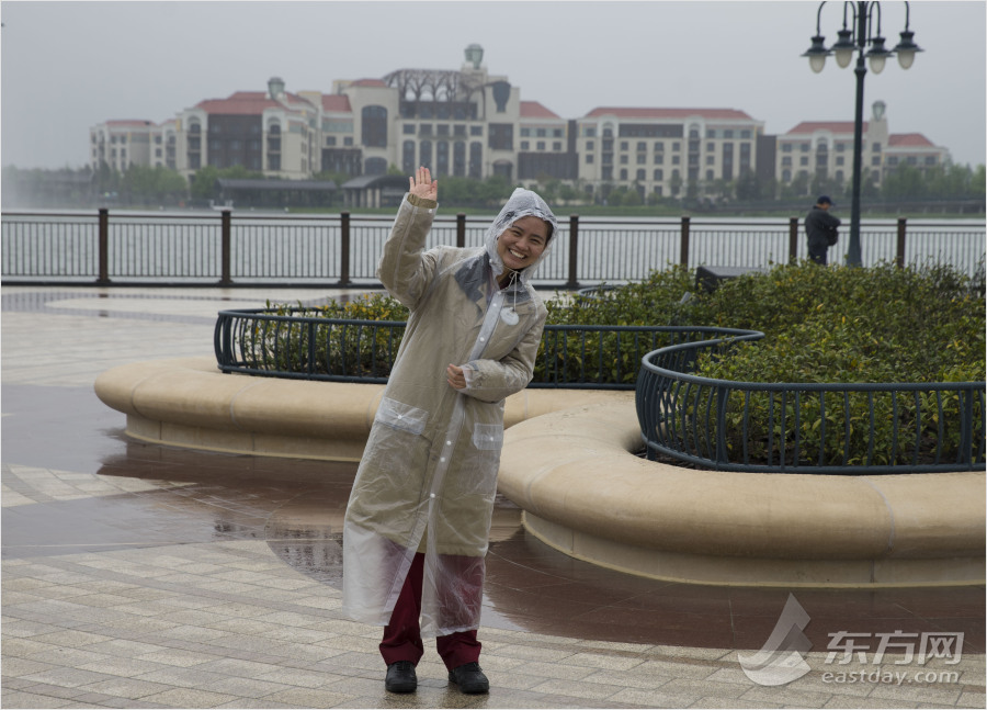 迪士尼小鎮(zhèn)開放　市民冒雨探營嘗鮮