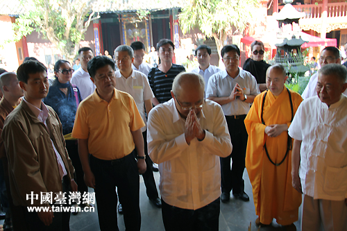 吳伯雄拜謁中國(guó)遠(yuǎn)征軍抗日陣亡將士