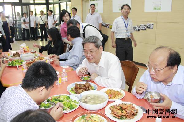 時政，兩岸關(guān)係，臺中市惠明盲校，張志軍與胡志強和孩子們一起吃午餐