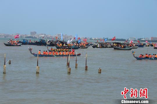 逾萬民眾福建石獅齊鬧端午 閩臺(tái)對(duì)渡海上潑水引鄉(xiāng)愁