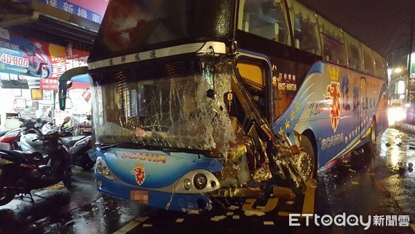 臺灣桃園一輛載37人遊覽車發(fā)生車禍 11人受傷送醫(yī)