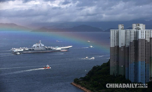 2017年7月7日上午，海軍遼寧艦航母編隊(duì)結(jié)束跨區(qū)機(jī)動(dòng)訓(xùn)練任務(wù)抵達(dá)香港，參加解放軍進(jìn)駐香港20週年慶祝活動(dòng)。（中國(guó)日?qǐng)?bào)記者 鄧永安 攝）圖片來源：中國(guó)日?qǐng)?bào)網(wǎng)