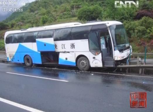 貨車違規(guī)變道 客車騎上隔離帶