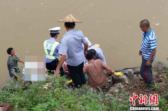 一個(gè)臺(tái)灣旅行團(tuán)日前在福建漳州車禍墜江，造成6死17傷1失蹤悲劇